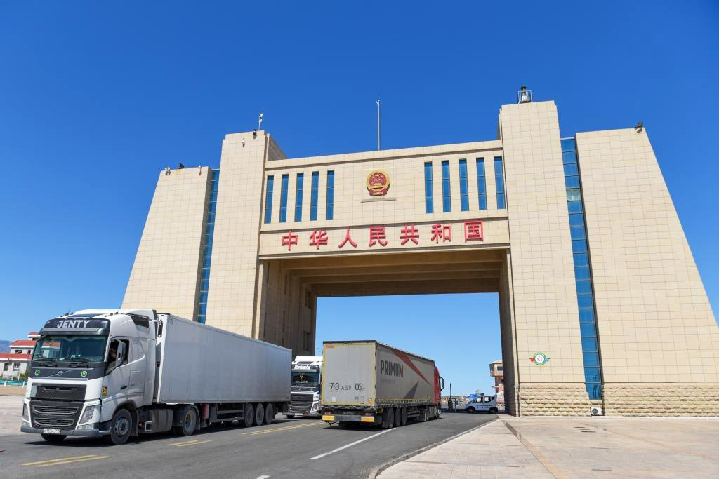 truck pass Alashankou port.jpg